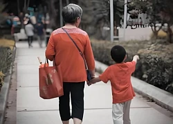 Tôi gửi 2 con về quê ngoại nhờ mẹ trông đỡ, chỉ 1 tuần sau, chị gái nhắn một tin trên nhóm gia đình khiến tôi run cầm cập