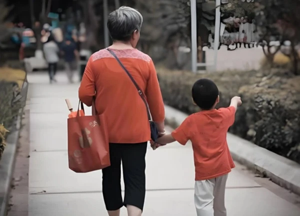 Tôi gửi 2 con về quê ngoại nhờ mẹ trông đỡ, chỉ 1 tuần sau, chị gái nhắn một tin trên nhóm gia đình khiến tôi run cầm cập