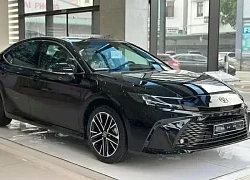 Toyota Camry giảm giá 100 triệu đồng tại đại lý, cạnh tranh Mazda6