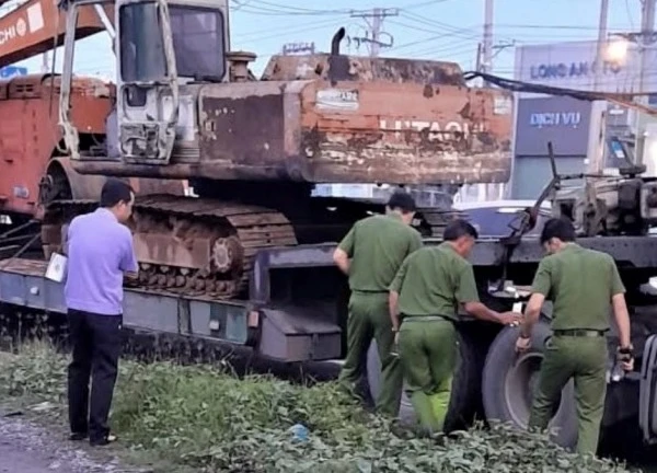 Trượt ngã trong mưa, 2 người phụ nữ bị xe đầu kéo cán tử vong