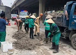 Truy tìm ô tô làm rơi bùn đất kéo dài hơn 100m ở Hà Nội
