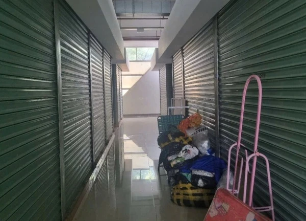 Tưởng phóng viên là đoàn kiểm tra, tiểu thương hốt hoảng đóng ki ốt