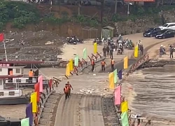 Cắt khẩn cấp cầu phao Phong Châu