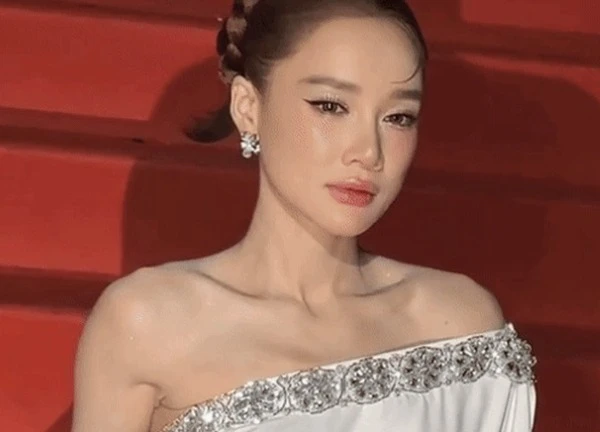 Chiếc váy đẩy Nhã Phương vào "thế khó"
