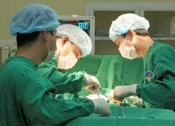 Cho ong đốt chữa ung thư vú, người phụ nữ phải nhập viện