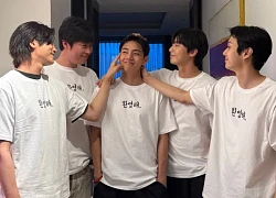 Choi Woo Sik bạn thân V (BTS), đón bạn xuất ngũ với phong cách 'tím lịm' là ai?