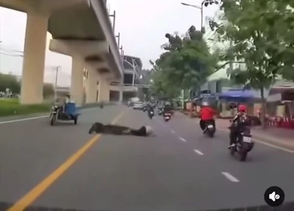 Clip: Cú ra chân ác ý, đạp nam thanh niên ngã sõng soài giữa đường, gã đàn ông được dự đoán sẽ sớm "lên phường"