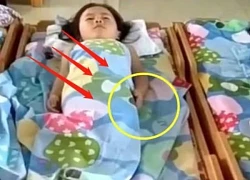 Cô giáo gửi video con gái ngủ trưa, nhìn xuống bàn tay con, bà mẹ bật khóc ngay vì chi tiết này!