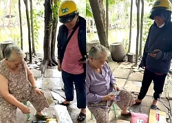 Cụ bà ở TPHCM mê mua hàng trên mạng, ngày nhận 19 đơn khiến shipper 'cười tít'