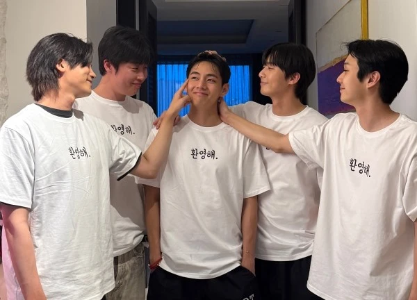 Hot hơn cả BTS xuất ngũ là màn tái ngộ của V với Park Seo Joon và "anh em Wooga", để mặt mộc mà đẹp trai quá chừng!