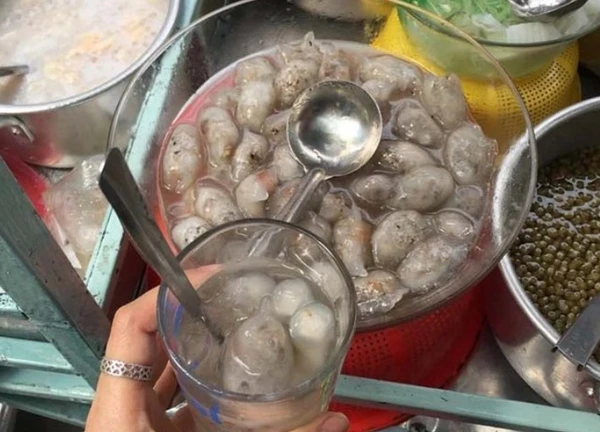 Khách Tây trầm trồ khi thưởng thức món ăn vừa mặn vừa ngọt của người Việt, nhận xét: "Nó rất đặc biệt!"