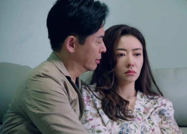 Mẹ tôi lên chăm cháu rồi nửa đêm biến mất cùng sổ đỏ, tôi lo đến thót tim thì bà nhắn: "Chồng con không đơn giản như con nghĩ đâu"