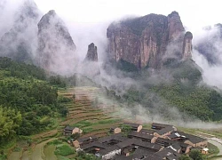 Ngôi làng đặc biệt ở Trung Quốc, lối vào độc đạo xuyên qua lòng núi