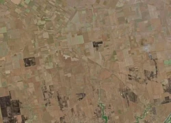 Nông dân Ukraine tuyệt vọng nhìn ruộng cháy trong cuộc chiến UAV