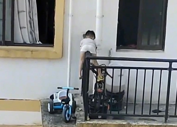 Ở nhà một mình trong kỳ nghỉ hè, bé gái khiến cả khu chung cư thót tim khi chứng kiến khoảnh khắc xảy ra tại lan can tầng 7