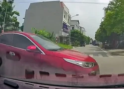 Ô tô lao vào nhau ở ngã tư, bung túi khí