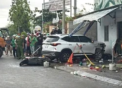 Ô tô ôm vòng xoay lao vào nhà dân, tông cụ bà tử vong