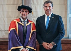 Pep Guardiola nhận bằng tiến sĩ danh dự Đại học Manchester trước ngày sang Mỹ