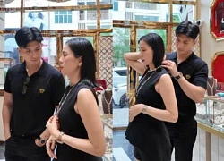 Rộ ảnh Lệ Quyên và tình trẻ kém 12 tuổi đi mua kim cương, sắp kết hôn?