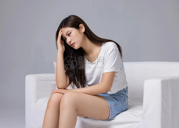 Thấy giúp việc lau ảnh cưới của tôi rồi khóc, tưởng cô ta thích chồng tôi cho đến ngày phát hiện thứ bí mật nằm dưới khung ảnh