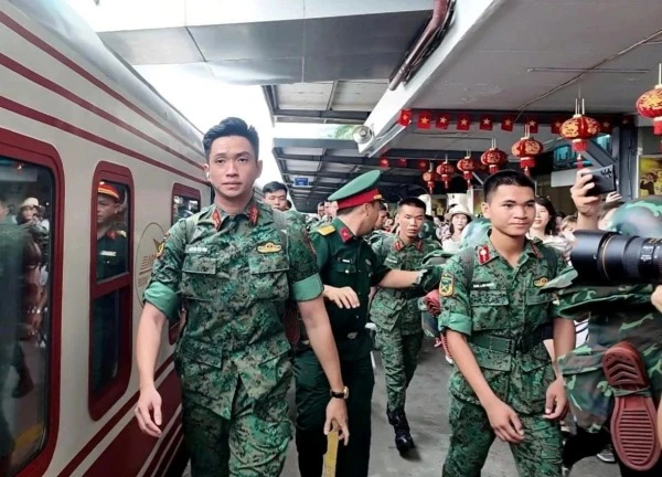 Thượng uý Lê Hoàng Hiệp bị "vây" như sao: Cuồng thần tượng lệch chuẩn?