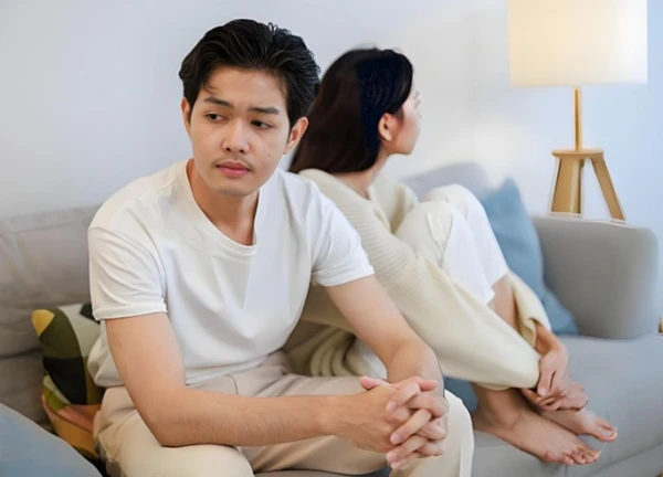 Trong bữa cơm ở nhà ngoại, vợ lên tiếng một câu khiến bố vợ phải quay sang xin lỗi con rể: Cả nhà lặng như tờ
