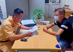 Tước bằng lái của tài xế xe khách vượt ẩu làm gãy barie chắn tàu