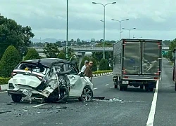 Va chạm với xe khách trên cao tốc, xe con biến dạng, 5 người bị thương