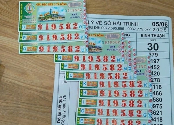 Vợ chồng nghèo đi bán vé số giữ lại 2 tờ, chiều trúng luôn tiền khủng