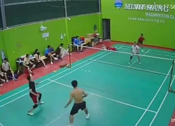 Xôn xao clip người đàn ông bất ngờ đứng dậy rồi ngã gục xuống sân cầu lông