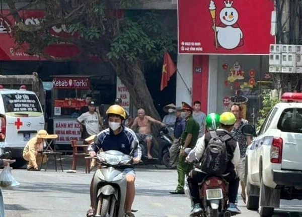 Bé 5 tuổi ở Hà Nội nguy kịch sau va chạm với xe tải ngay trước cửa nhà