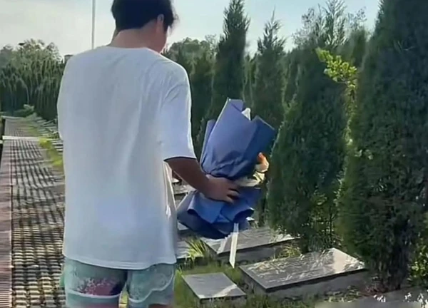 Chàng trai khóc bên mộ mẹ sau kỳ thi đại học, phía sau là chuyện rơi nước mắt