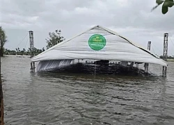 Chú rể Quảng Nam thẫn thờ nhìn rạp cưới ngập lưng chừng vì mưa lớn