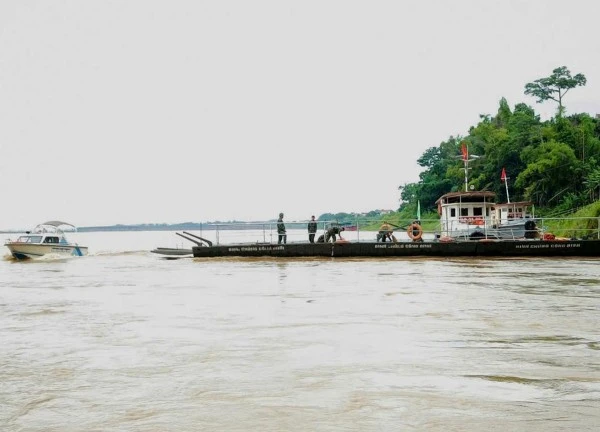 Clip công binh vận hành phà quân sự ở Phong Châu
