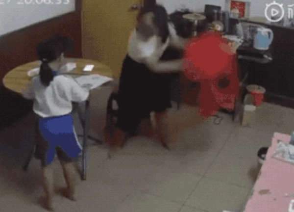 Đoạn video trích từ camera giám sát phơi bày sự thật kinh hoàng của một gia đình, đến Chương Tử Di cũng phải lên tiếng