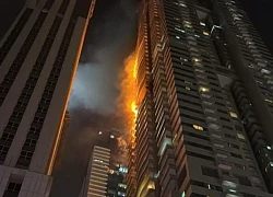 Dubai: Chung cư 67 tầng bị lửa lớn "nuốt chửng", 4.000 người tháo chạy