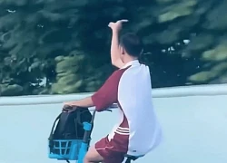 Hành động lạ của nam sinh đi xe đạp khiến cả con đường náo loạn