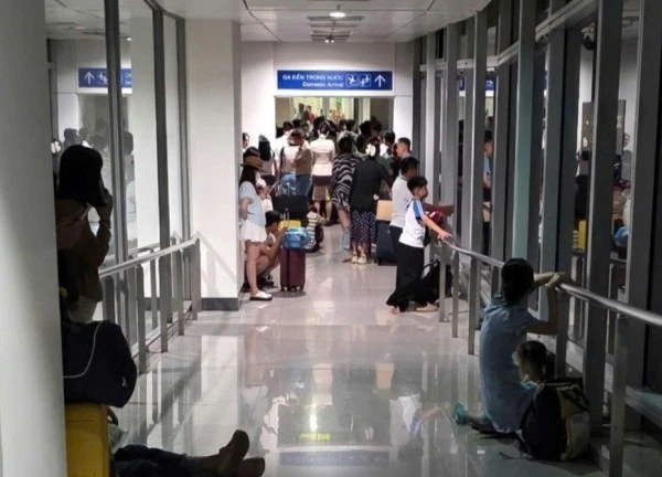 Hành khách 'mắc kẹt' 30 phút trong ống lồng ga đến Tân Sơn Nhất vì lý do bất ngờ