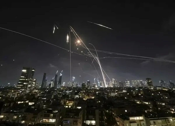 Iran tiếp tục phát động đợt tấn công tên lửa mới nhất nhằm vào Israel