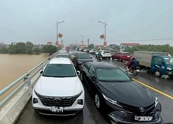 Mưa như trút, vỡ đập thủy lợi, người dân đưa ô tô lên cầu tránh lũ