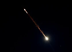 Mỹ 'hỗ trợ' Israel đánh chặn tên lửa Iran, ông Trump cảnh báo Tehran