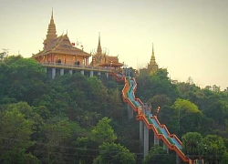 Ngôi chùa ở An Giang như 'lơ lửng trên cao', khách leo 240 bậc đến chiêm bái