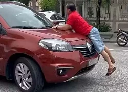 Người đàn ông bám nắp capo sau va chạm xe, tài xế vẫn rú ga bỏ chạy