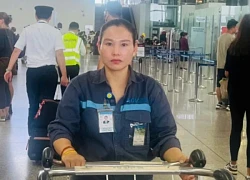 Nữ nhân viên sân bay Nội Bài phát hiện bọc đen trên xe đẩy lúc nửa đêm