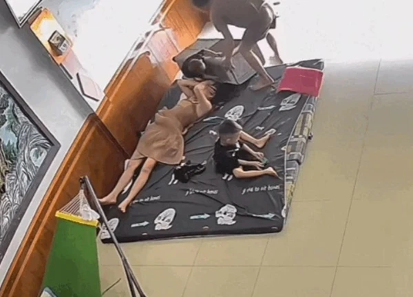 Sợ mẹ bị nóng, búp măng non kéo quạt ra báo hiếu nhưng "hiếu" thì mẹ chưa thấy đâu, chỉ thấy xây xẩm mặt mày, trời đất quay cuồng