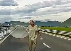 Tài xế sững sờ thấy người đàn ông cầm đá, chạy ra giữa cao tốc