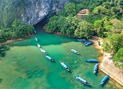 Thuyền nườm nượp nối đuôi nhau chở du khách vào động Phong Nha