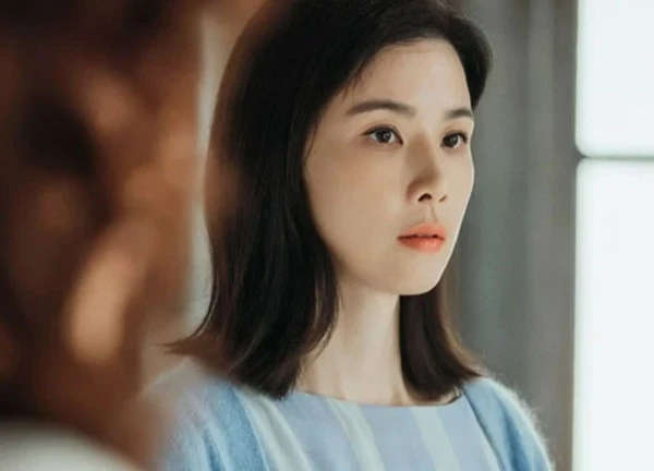 Tôi phá két sắt mẹ chồng để lấy hộ khẩu và phát hiện bí mật hủy hoại cả tuổi thơ chồng