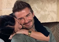 Victoria ôm hôn chồng ngọt lịm mừng David Beckham được phong tước "hiệp sĩ", cả nhà vui sướng trừ Brooklyn vẫn một mực im lặng