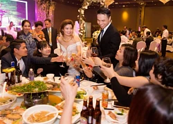 Vợ cũ gửi ảnh cưới mời tôi đi dự, đến nơi tôi mới hiểu vì sao con trai tôi không dám kể gì suốt thời gian qua